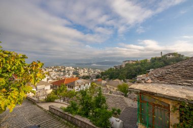 GJIROKASTER, ALBANIA - Haziran 07, 2021: Gjirokaster, Arnavutluk 'un tarihi kenti Cirokasteron' un merkezinde kimliği belirlenemeyen bir sokak sahnesinde yerel halk. UNESCO 'nun Dünya Mirası Sitesi.