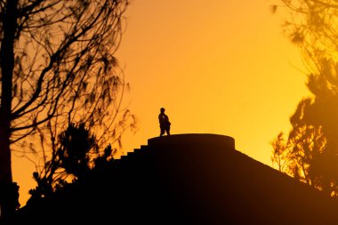 Güzel atış isiginda çift öpüşme