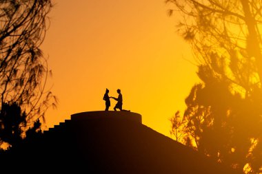 Güzel atış isiginda çift öpüşme