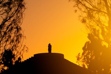 Güzel atış isiginda çift öpüşme