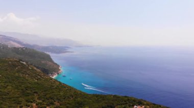 Gjipe Sahili ve Kanyonu Hava Aracı Manzarası, Dhermi, Arnavutluk - Tekneler, turistler, güneşlikler ve mavi denizle Saklı Paravan.