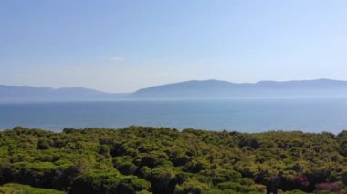 Karanlık deniz günbatımının arka planı. Günbatımında ya da deniz videosunun üzerinde gün doğumunda tropikal deniz. Güneş ufka dokunuyor.