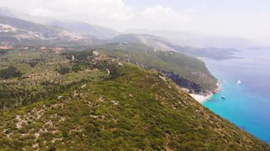 Gjipe Sahili ve Kanyonu Hava Aracı Manzarası, Dhermi, Arnavutluk - Tekneler, turistler, güneşlikler ve mavi denizle Saklı Paravan.