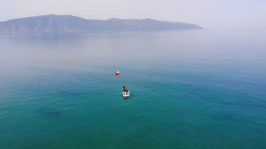 İHA 'dan hava görüntüsü. Balıkçılar sabahları denizde geleneksel balık ağları kullanırlar..