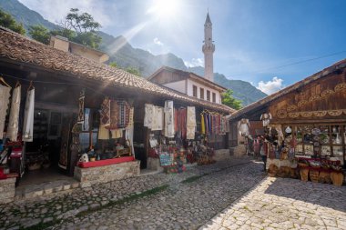 KRUJA, ALBANIA SEPTEMBER 10, 2022: Tiran yakınlarındaki Kruja 'da geleneksel Osmanlı pazarı, ulusal kahraman Skanderbeg. Arnavutluk 'taki bit pazarı. Antika eşyalar ve hediyelik eşyalar..