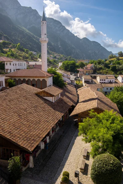 Ulusal Kahraman Skanderbeg 'in doğduğu Kruja' daki geleneksel Osmanlı pazarı. Arnavutluk 'taki bit pazarı. Antika eşyalar ve hediyelik eşyalar..