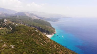 Gjipe Sahili ve Kanyonu Hava Aracı Manzarası, Dhermi, Arnavutluk - Tekneler, turistler, güneşlikler ve mavi denizle Saklı Paravan.