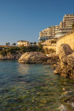 Arnavutluk 'taki Vlore' da bir otelin üzerinde gün batımı. Tepeler ve dağlar. Adriyatik Denizi
