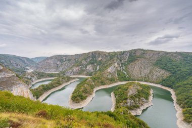 Kayalık Uvac nehrinin taşları güneşli günde, Sırbistan 'ın güneybatısında dolanıyor