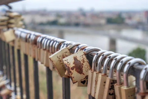 스프링 파크의 난간에 자물쇠 — 스톡 사진