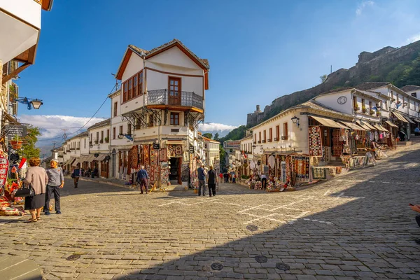 Gjirokaster Albania 2021年6月7日 2021年6月7日 阿尔巴尼亚Gjirokaster历史名城Gjirokasteron中心的街头场景中身份不明的当地人 教科文组织提供的世界遗产 图库照片
