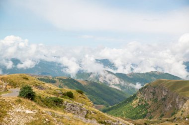 Durmitor dağları, Ulusal Park, Akdeniz, Karadağ, Balkanlar ve Avrupa 'da günbatımı manzarası. Sedlo Geçidi 'nden parlak yaz manzarası. Instagram fotoğrafı. Dağlardaki evin yanındaki yol.