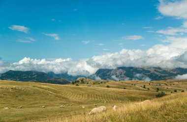 Durmitor dağları, Ulusal Park, Akdeniz, Karadağ, Balkanlar ve Avrupa 'da günbatımı manzarası. Sedlo Geçidi 'nden parlak yaz manzarası. Instagram fotoğrafı. Dağlardaki evin yanındaki yol.