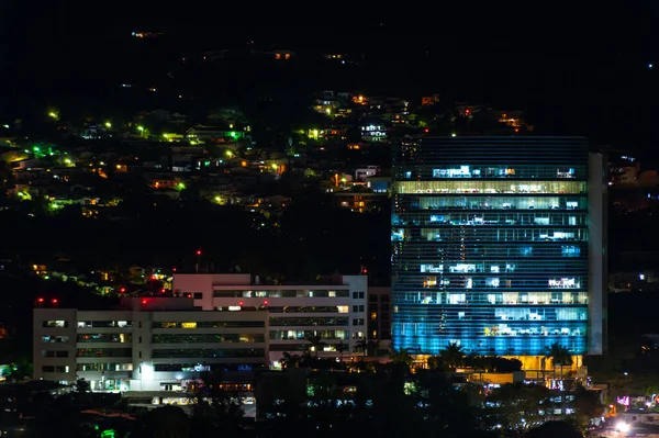 Geceleri San Salvador 'un panoramik manzarası, El Salvador Orta Amerika