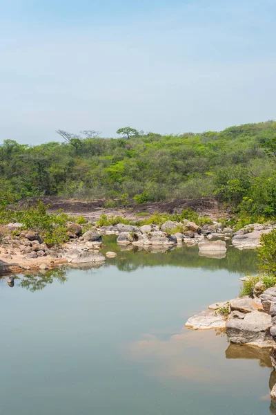 Sapo Nehri 'ndeki doğal baraj, Morazn El Salvador