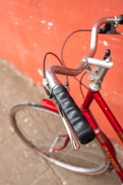 Kırmızı bisiklet detayları, bisikletin parçaları.