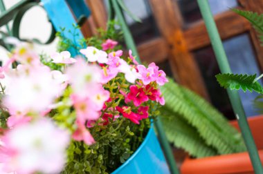 Yapay çiçeklerle, plastik çiçeklerle dekorasyon