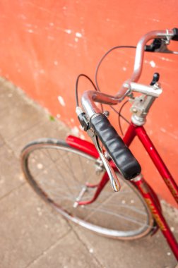 Kırmızı bisiklet detayları, bisikletin parçaları.