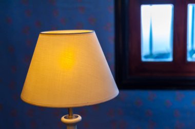 Bir odanın içinde yanan bir lambanın ayrıntıları