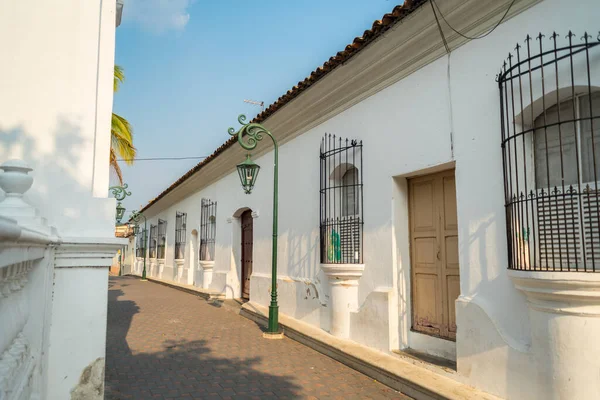 Metapan El Salvador 'daki San Pedro Kilisesi' nin yanındaki kapı. 