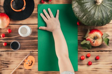 Adım adım cadılar bayramı eğitmeni hayalet çocuk el izi. Dördüncü adım: Çocuk renkli kağıt parçasına avuç içi izi bırakıyor. Üst görünüm