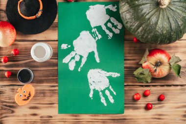 Adım adım cadılar bayramı eğitmeni hayalet çocuk el izi. 7. adım: beyaz avuç içi izli kağıdı ters çevir. Üst görünüm