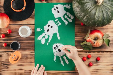 Adım adım cadılar bayramı eğitmeni hayalet çocuk el izi. 8: Çocuk elleri hayaletlerin ağzını ve gözlerini çizer. Üst görünüm