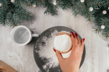 Adım adım Noel yıldızları ev yapımı soğuk porselen çelenkler. İkinci adım: kabartma tozu ve nişastayı tavaya dök. Üst görünüm