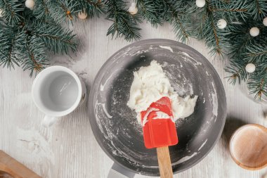 Adım adım Noel yıldızları ev yapımı soğuk porselen çelenkler. Altıncı adım: tavayı düşük ısıya ayarla ve kalınlaşana kadar kaynat. Üst görünüm