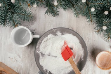 Adım adım Noel yıldızları ev yapımı soğuk porselen çelenkler. Üçüncü adım: kuru malzemeleri iyice karıştır. Üst görünüm