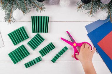 Adım adım tebrik kartı 3D Noel ağacı özel dersi. Adım 11: işaretler boyunca katlanmış sayfayı kes. Üst görünüm