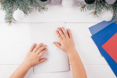 Adım adım tebrik kartı 3D Noel ağacı özel dersi. Kartpostalı kapat ve yavaşça bastır, cetveli çıkar. Üst görünüm
