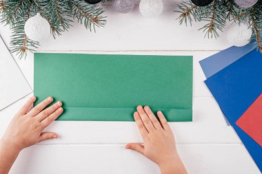 Adım adım tebrik kartı 3D Noel ağacı özel dersi. Beşinci adım: ve tekrar ikiye katla. Üst görünüm