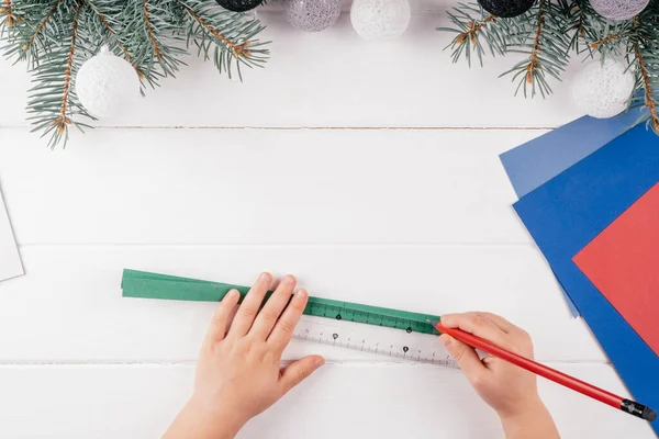 Adım adım tebrik kartı 3D Noel ağacı özel dersi. 10. adım: Katlanmış sayfayı işaretle. 1,5, 2, 3, 4, 5, 6 ve 7 cm uzunluklarını bir kenara bırak. Üst görünüm