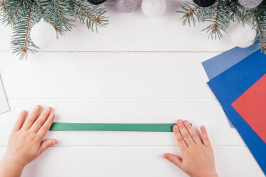 Adım adım tebrik kartı 3D Noel ağacı özel dersi. Adım 8: Tüm sayfayı düzgün bir akordeonla katla. Üst görünüm