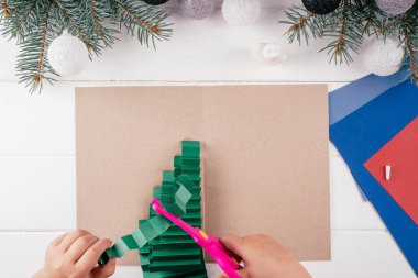 Adım adım tebrik kartı 3D Noel ağacı özel dersi. 14. adım: Yapıştırmadan önce en küçük akordeon kıvrımlarını kes. Üst görünüm
