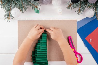 Adım adım tebrik kartı 3D Noel ağacı özel dersi. 15. adım: Bu şekilde, tüm akordeonları yapıştırın. Üst görünüm