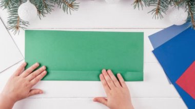 Adım adım tebrik kartı 3D Noel ağacı özel dersi. Renkli kağıt ve yapıştırıcı kullanarak şehvetli yeni yıl kartı oluşturuluyor