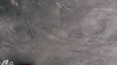 2022 sayısının, Noel ağacının dallarıyla gri beton arka planda belirdiği videoyu durdurun. Üst görünüm