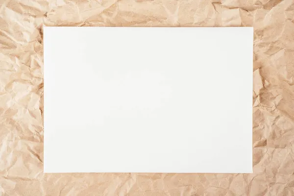 Hintergrundbild Von Grob Zerknittertem Recycling Kraftpapier Mit Weißem Karton Der — Stockfoto