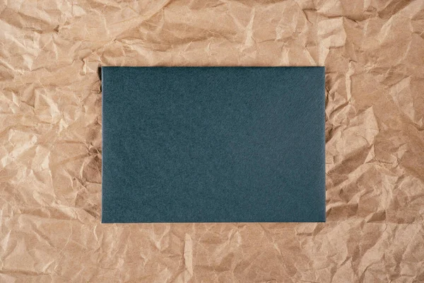 Imagen Fondo Papel Kraft Texturizado Reciclado Arrugado Con Hoja Cartón — Foto de Stock