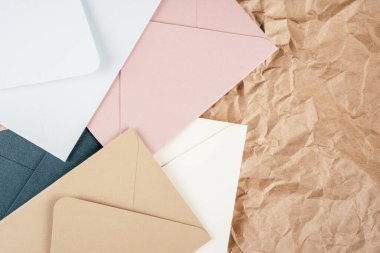 Çok renkli karton zarflı, buruşuk geri dönüşümlü kraft kağıdının arkaplan resmi. Üst Manzara. Boşluğu kopyala