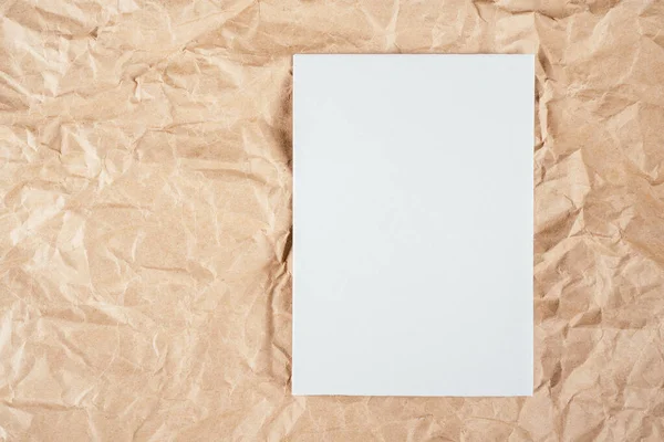 Hintergrundbild Von Grob Zerknittertem Recycling Kraftpapier Mit Weißem Karton Auf — Stockfoto