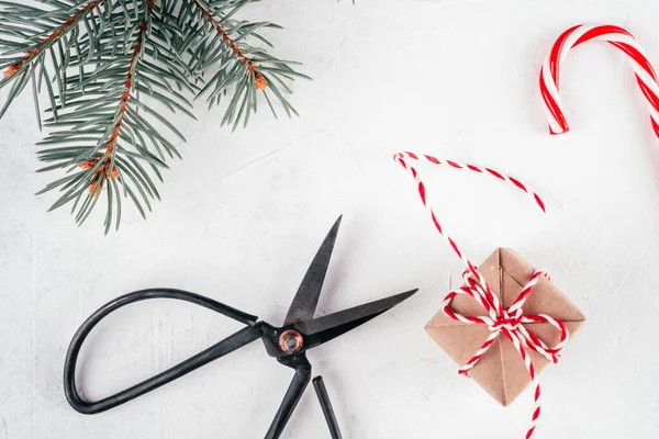 Різдвяна Коробка Подарунком Льодяник Шнур Ножиці Білому Бетонному Тлі Гілкою — стокове фото
