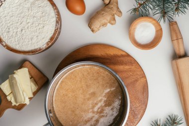 Adım adım Noel kurabiyesi pişirme üzerine ders veriyordum. Üçüncü adım: karıştırırken, şekerin tamamen erimesini bekleyin. Üst görünüm