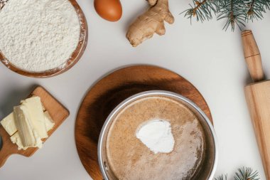 Adım adım Noel kurabiyesi pişirme üzerine ders veriyordum. Dördüncü adım: kabartma tozu ve sobanın üzerine koy. Üst görünüm