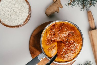 Adım adım Noel kurabiyesi pişirme üzerine ders veriyordum. Adım 6: Sıcaktan kurtul ve tereyağı ve yumurta ekle. Üst görünüm