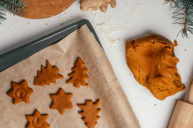 Adım adım Noel kurabiyesi pişirme üzerine ders veriyordum. Adım 12: Kurabiye kesiciyle kurabiyeleri kes ve onları pişirme kağıdına koy. Üst görünüm