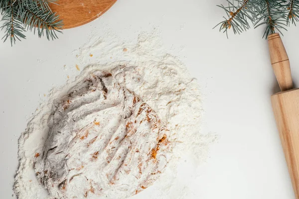关于烘焙圣诞姜饼饼干的逐步辅导 步骤9 加厚后 将面团放在桌上 继续搅拌面粉 顶部视图 — 图库照片