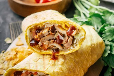 Patates kızartması, barbekü sosu, tavuk ve sebzeler ahşap arka planda, kiraz domatesli ve yeşil maydanozlu pide.